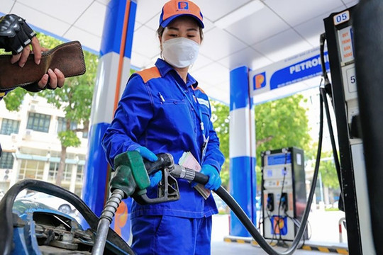 Xăng giảm lần 3 liên tiếp, dầu tăng giá