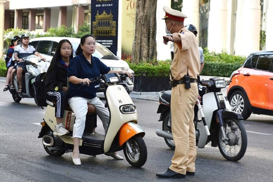 Cha mẹ "bảo vệ đầu" cho mình, còn con nhỏ… thì "quên"