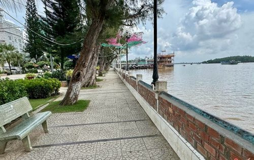 Cần Thơ: Xây tường, đắp bao cát ngăn nước sông tràn vào đường và nhà dân