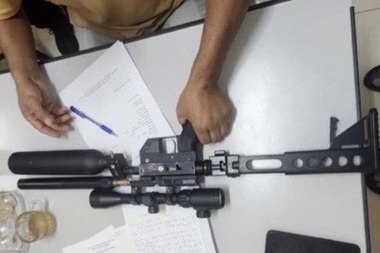 Nhóm thanh niên vác súng, đinh ba diễu phố