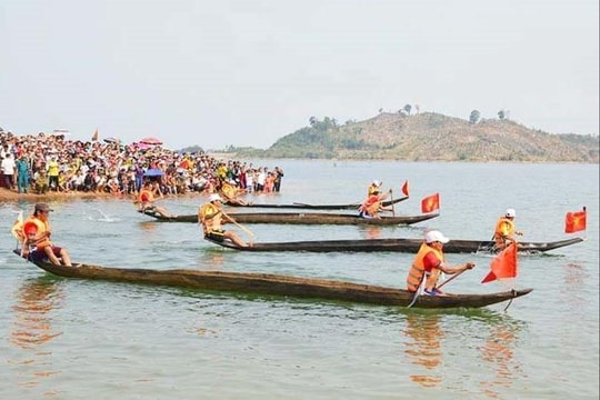 Nét đẹp văn hóa của Hội đua thuyền độc mộc trên sông Pô Cô