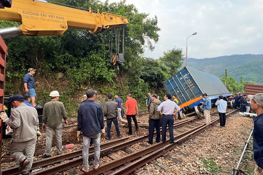 Tàu trật bánh gần đèo Hải Vân: Dự kiến thông đường vào 11h trưa nay
