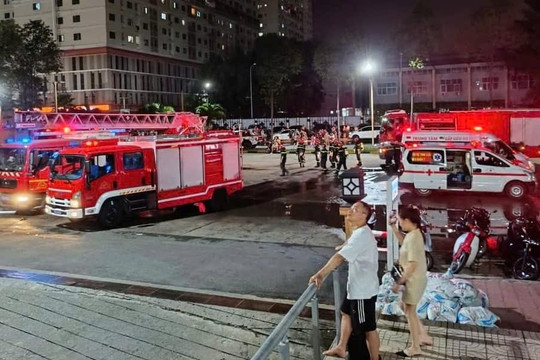 Cháy chung cư ở quận 7, TP.HCM