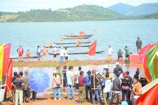 Trao 84 giải thưởng ở Hội đua thuyền độc mộc và Liên hoan văn hóa cồng chiêng
