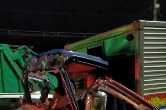 Vợ chồng thoát chết khi xe tải húc xe container