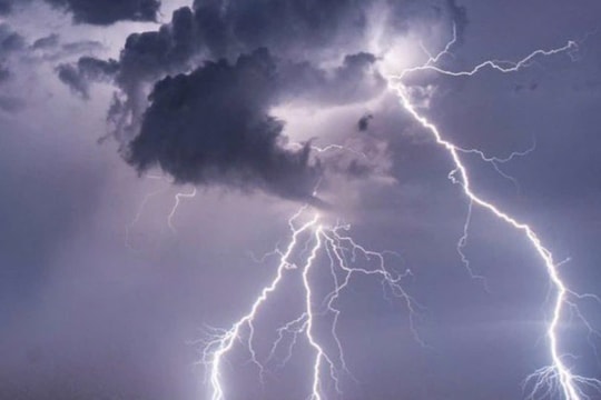 Người đàn ông bị sét đánh tử vong khi đang phát cỏ ngoài vườn