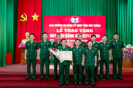 Đảng ủy Bộ đội Biên phòng Sóc Trăng trao tặng huy hiệu Đảng cho đảng viên