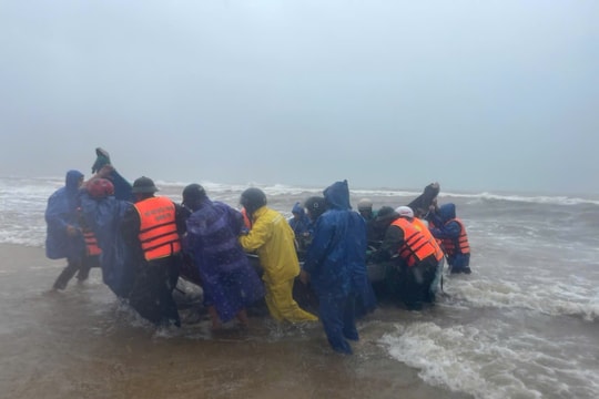 Kịp thời cứu hộ ngư dân bị sóng đánh chìm thuyền trên biển Triệu Lăng