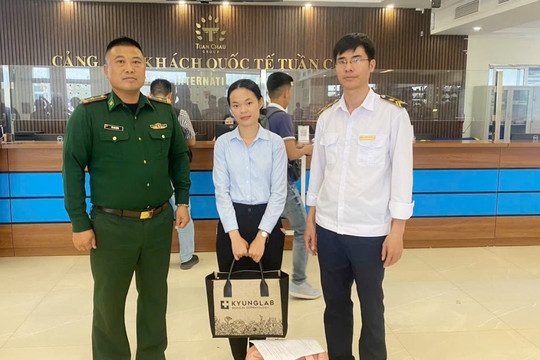 Cán bộ biên phòng nhặt được của rơi, trả lại người mất