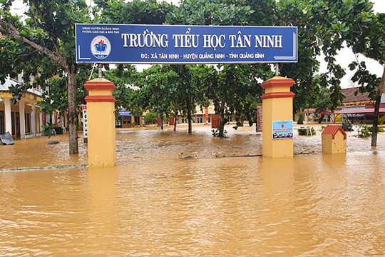 Cảnh báo đỉnh lũ trên các sông ở Quảng Bình, Quảng Trị lên mức báo động 2-3
