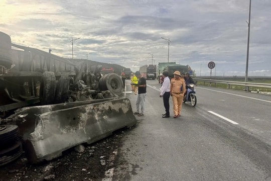 Xe container lật khi va vào dải phân cách, gây ách tắc giao thông