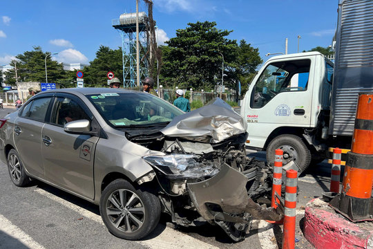 Ô tô biến dạng sau khi bị 2 xe tải tông liên tiếp