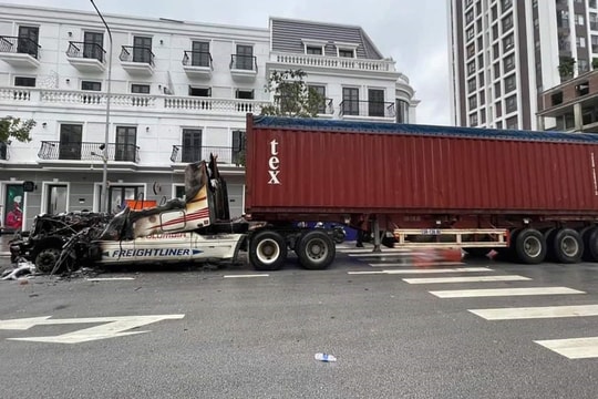 Đầu xe container bốc cháy dữ dội