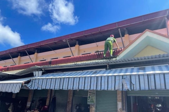 Khống chế đối tượng gây rối trật tự công cộng, tự gây thương tích