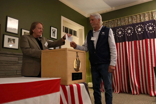 Bầu cử Tổng thống Mỹ: Ông Trump và bà Harris hòa nhau tại địa phương kiểm phiếu đầu tiên