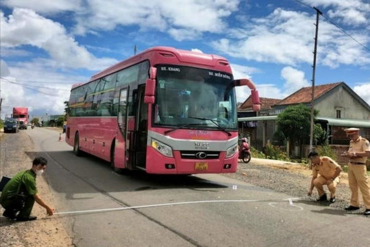 Nam học sinh lớp 4 chạy qua đường bị xe khách tông tử vong