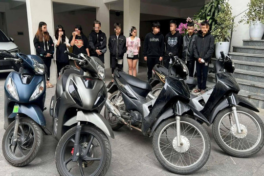 Hà Nội: Khởi tố vụ nhóm quái xế tông tử vong cô gái dừng chờ đèn đỏ