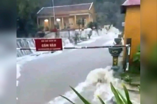 Mưa to nước chảy như thác tại Cù Lao Chàm