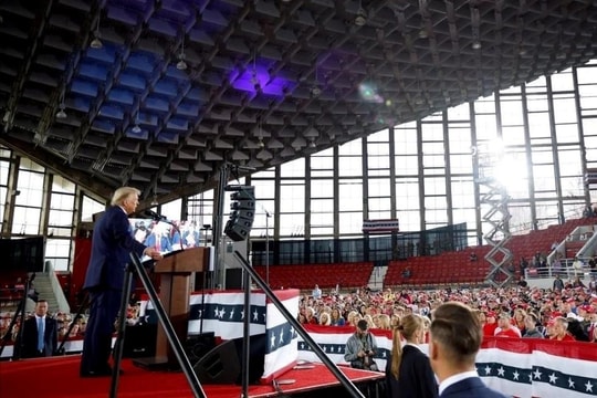Cổ phiếu doanh nghiệp của ông Trump tăng vọt