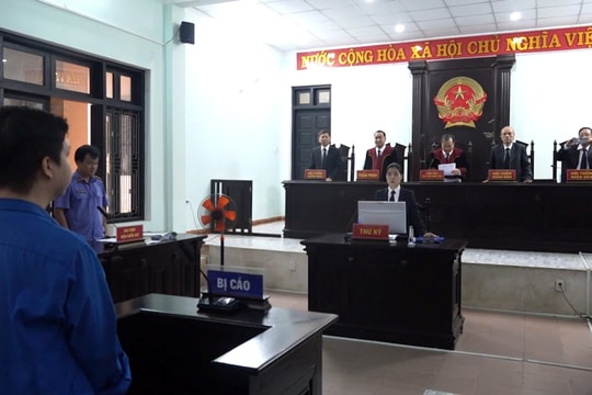 Mâu thuẫn lúc ăn nhậu, dùng kéo đâm bạn tử vong