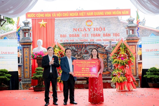 Ủy viên Bộ Chính trị Nguyễn Xuân Thắng tham dự ngày hội Đại đoàn kết ở Huế