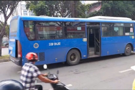 Xe buýt cán người điều khiển xe máy tử vong