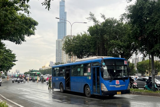 Xe bus cán xe máy, một người tử vong thương tâm