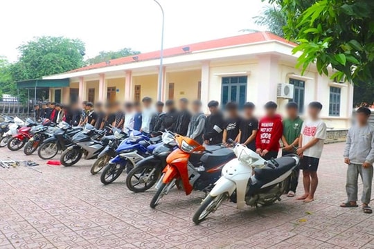 Hai nhóm thanh thiếu niên mang hung khí gây náo loạn đường phố