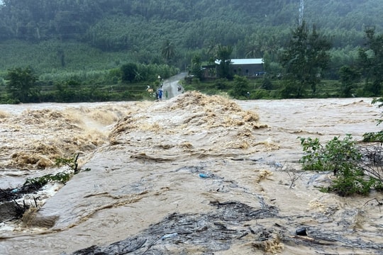 Bình Định: Mưa lớn gây ngập cục bộ, nhiều hộ dân bị chia cắt