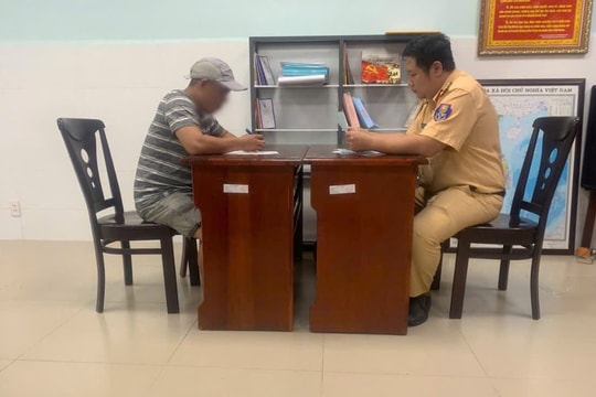 Phạt tiền, tước giấy phép tài xế lái xe ben leo qua dải phân cách