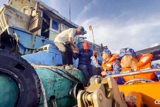Vùng Cảnh sát biển 3 kịp thời cấp cứu ngư dân bị nạn trên biển