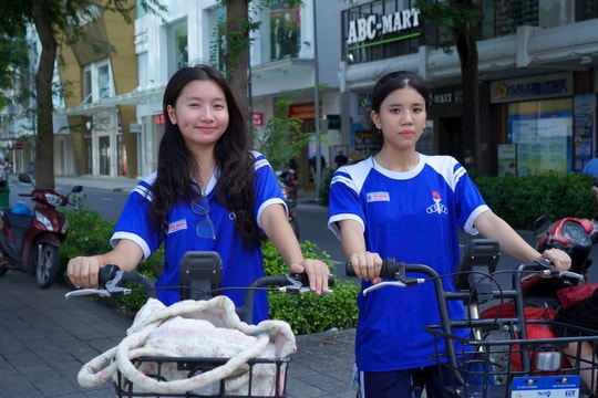 Xe đạp công cộng ở TP.HCM than... phí vỉa hè