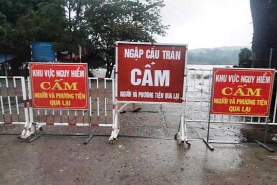 Mưa lớn gây ngập cầu, chính quyền cấm người và phương tiện qua lại