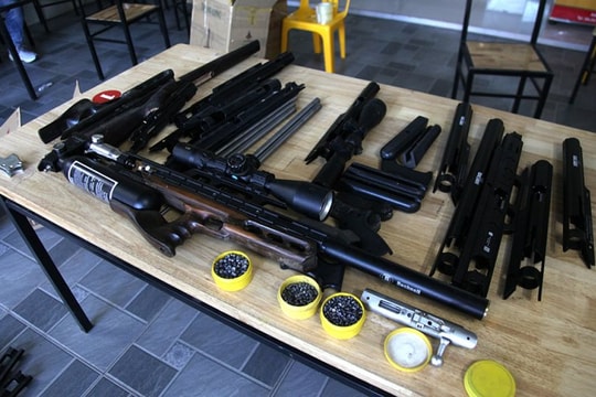 Thu giữ hàng trăm linh kiện để lắp ráp súng hơi tự chế tại Thái Nguyên