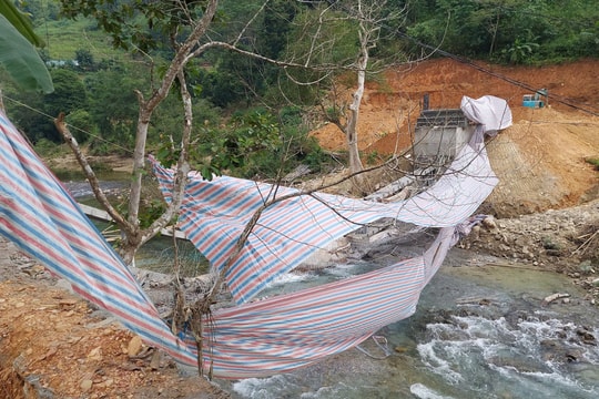 Hà Giang: Đang thi công, mặt cầu bất ngờ đổ sập