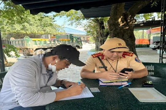 Người dân đồng hành cùng lực lượng chức năng đảm bảo trật tự an toàn giao thông