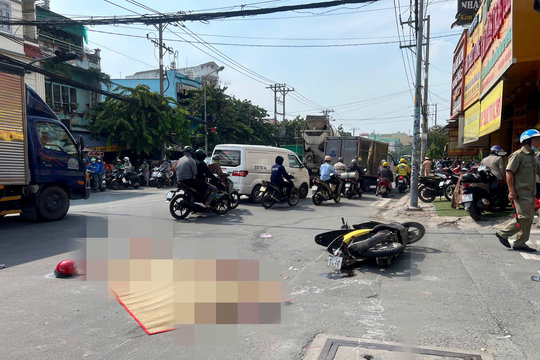 Mẹ chở con tử nạn thương tâm dưới gầm xe bồn