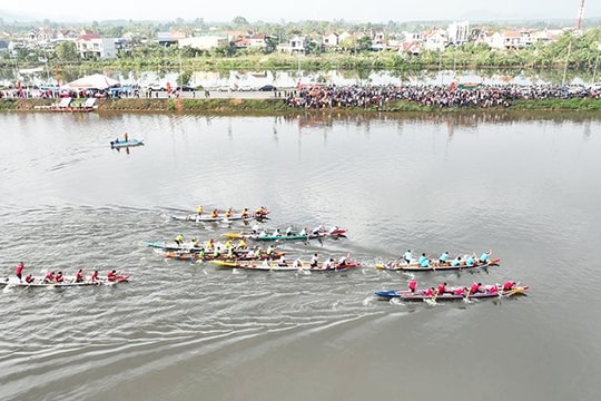 Đua thuyền chào mừng Ngày hội Đại đoàn kết toàn dân tộc