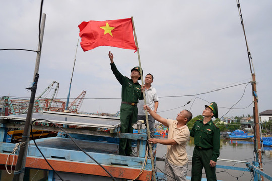 Bộ đội Biên phòng Quảng Trị tặng quà và tuyên truyền pháp luật cho người dân