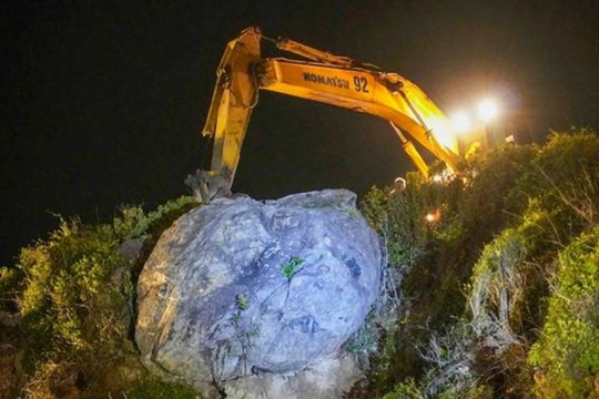 Xử lý hòn đá lớn, nằm giữa tuyến đường đi sân bay Cam Ranh