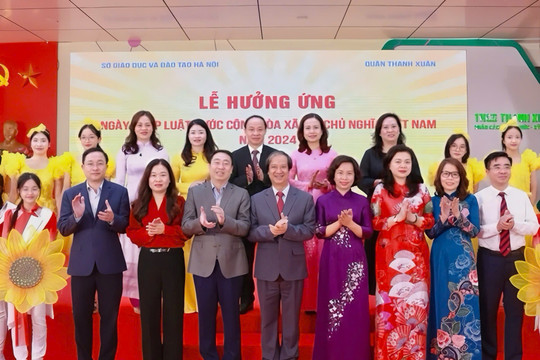 Tuyên truyền, phổ biến pháp luật trong học đường nhân ngày Pháp luật Việt Nam