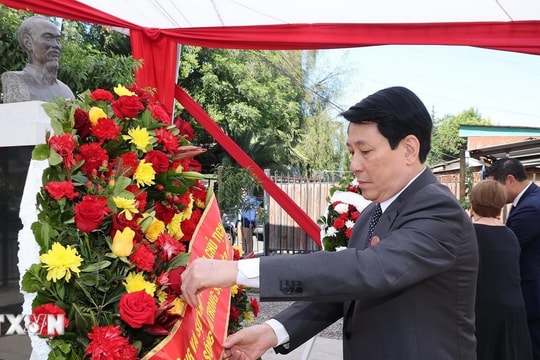 Chủ tịch nước Lương Cường dâng hoa tại Tượng đài Chủ tịch Hồ Chí Minh ở Chile