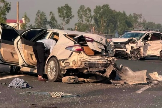 Ô tô va chạm liên hoàn trên cao tốc, 3 người bị thương