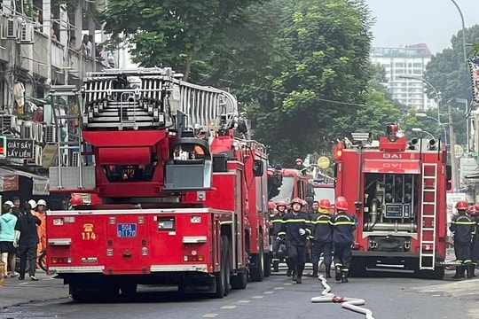 Cứu người mắc kẹt trong vụ cháy nhà ở quận 10, TP.HCM