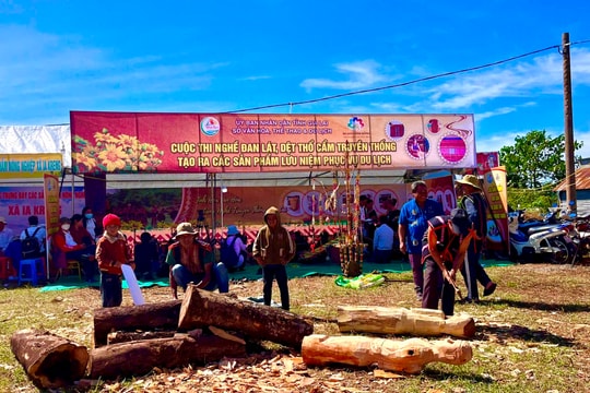 Các nghệ nhân tranh tài tại Tuần lễ hội Hoa dã quỳ-núi lửa Chư Đăng Ya