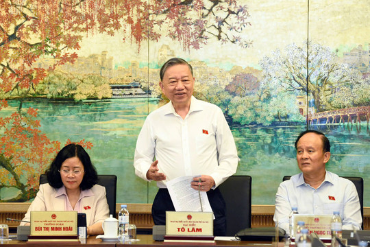 Tổng Bí thư: " Tiến tới, Nhà nước bỏ học phí, nuôi các cháu trong độ tuổi đi học"