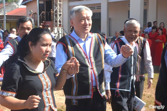 Phó Thủ tướng Thường trực: Tăng cường sức mạnh khối đại đoàn kết toàn dân tộc, đưa Ia Nueng trở thành “điểm sáng” du lịch cộng đồng