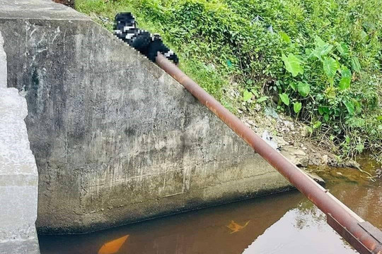 Thi thể nam thanh niên nằm bên cạnh xe máy dưới mương nước