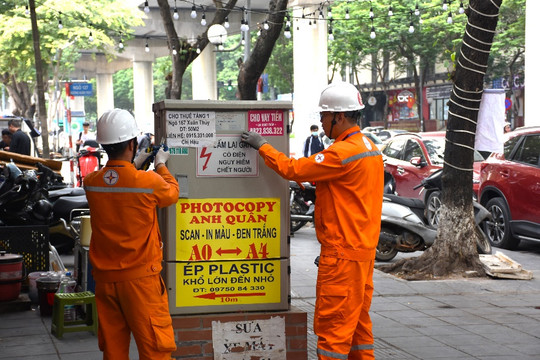 Khuyến cáo nguy hiểm việc quảng cáo, rao vặt trên các tủ điện, trạm biến áp