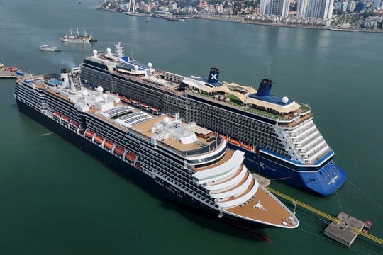 Hạ Long đón lượng lớn du khách quốc tế từ hai du thuyền hạng sang